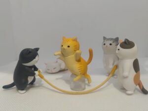 Gatos saltando cuerda