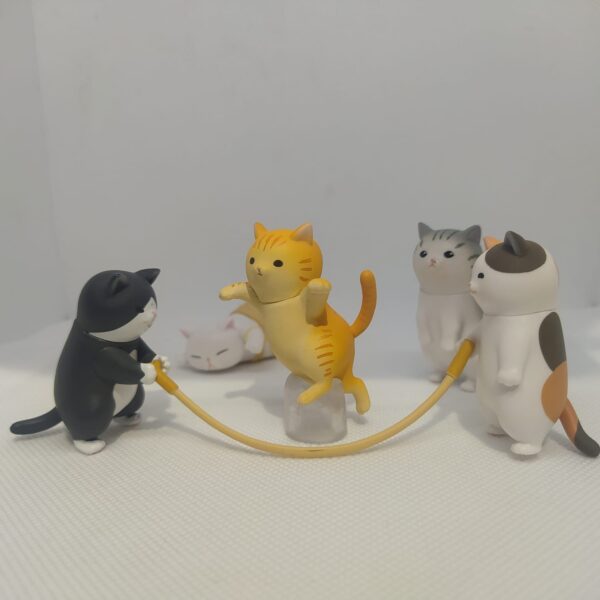 Gatos saltando cuerda